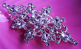 a beautiful vintage costume jewelry Brooch unsigned