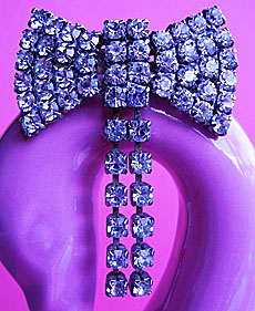 a beautiful vintage costume jewelry Brooch unsigned