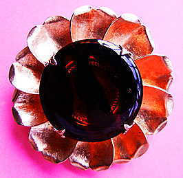 a beautiful vintage costume jewelry Brooch unsigned