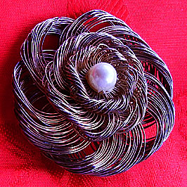 a beautiful vintage costume jewelry Brooch unsigned