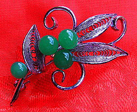 a beautiful vintage costume jewelry Brooch unsigned