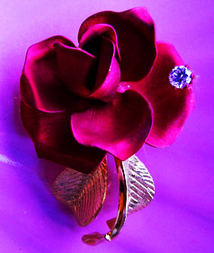 a beautiful vintage costume jewelry Brooch unsigned