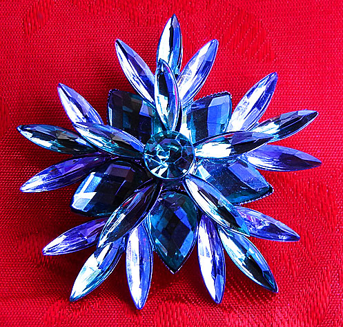 a beautiful vintage costume jewelry brooch unsigned