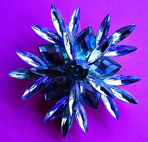 a beautiful vintage costume jewelry brooch unsigned