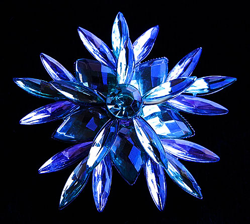 a beautiful vintage costume jewelry brooch unsigned