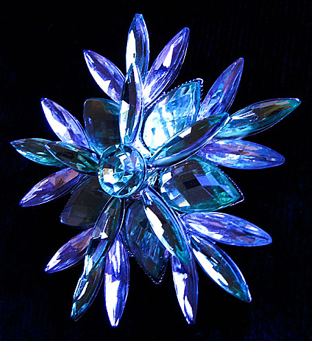 a beautiful vintage costume jewelry brooch unsigned