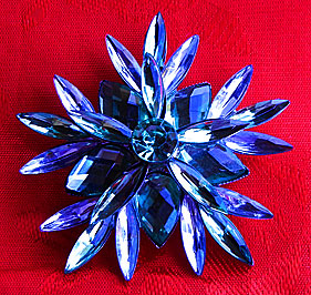 a beautiful vintage costume jewelry Brooch unsigned