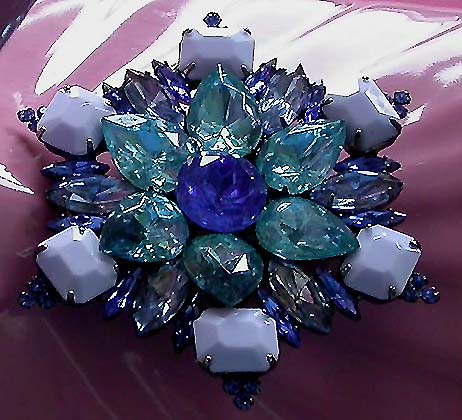 a beautiful vintage costume jewelry brooch unsigned