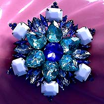 a beautiful vintage costume jewelry Brooch unsigned