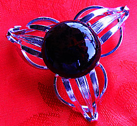 a beautiful vintage costume jewelry Brooch unsigned