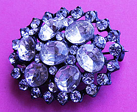 a beautiful vintage costume jewelry Brooch unsigned