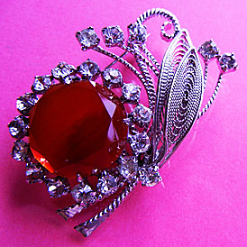 a beautiful vintage costume jewelry Brooch unsigned