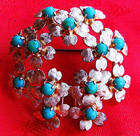 a beautiful vintage costume jewelry Brooch unsigned