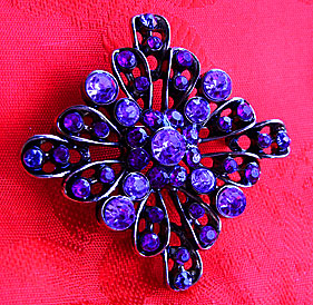 a beautiful vintage costume jewelry Brooch unsigned