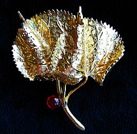a beautiful vintage costume jewelry Brooch unsigned