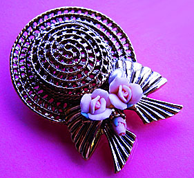 a beautiful vintage costume jewelry Brooch unsigned
