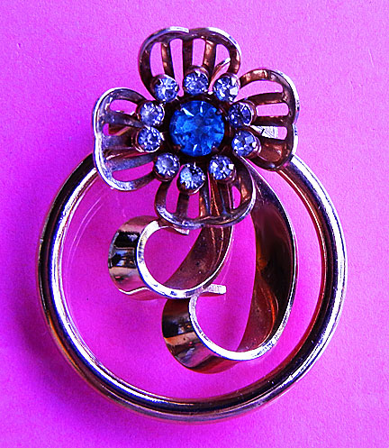 a beautiful vintage costume jewelry brooch unsigned