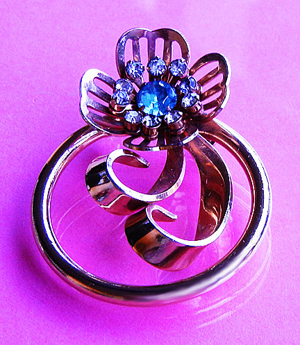 a beautiful vintage costume jewelry brooch unsigned