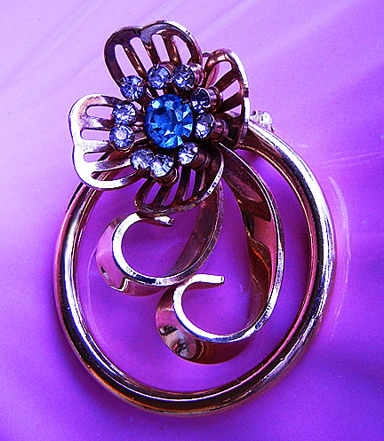 a beautiful vintage costume jewelry brooch unsigned