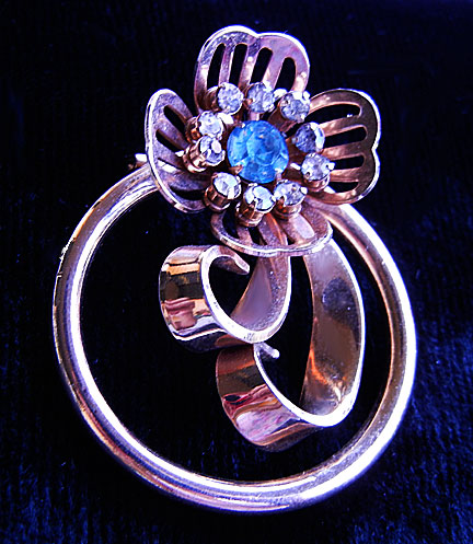 a beautiful vintage costume jewelry brooch unsigned