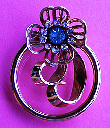 a beautiful vintage costume jewelry Brooch unsigned