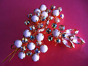 a beautiful vintage costume jewelry Brooch unsigned