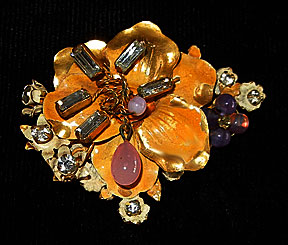 a beautiful vintage costume jewelry Brooch unsigned