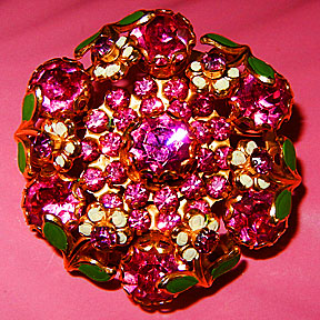 a beautiful vintage costume jewelry Brooch unsigned