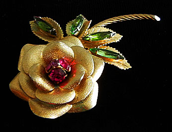 a beautiful vintage costume jewelry Brooch unsigned