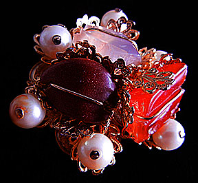 a beautiful vintage costume jewelry Brooch unsigned