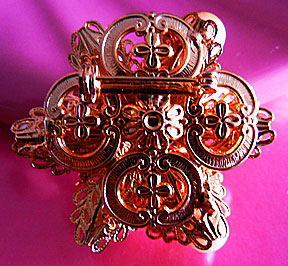 a beautiful vintage costume jewelry Brooch unsigned
