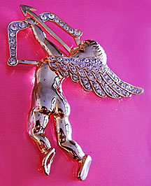 a beautiful vintage costume jewelry Brooch unsigned
