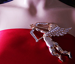 a beautiful vintage costume jewelry Brooch unsigned