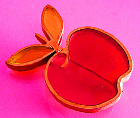 a beautiful vintage costume jewelry Brooch unsigned