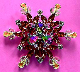 a beautiful vintage costume jewelry Brooch unsigned
