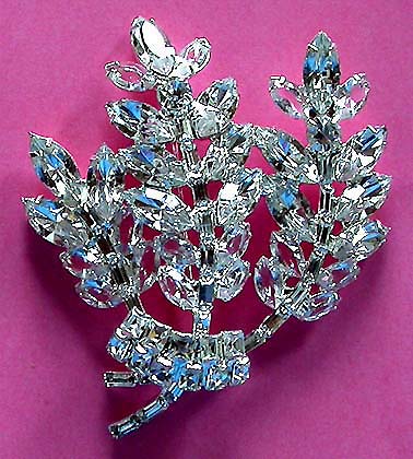 a beautiful vintage costume jewelry brooch unsigned