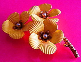 a beautiful vintage costume jewelry Brooch unsigned