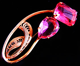 a beautiful vintage costume jewelry Brooch unsigned