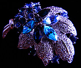 a beautiful vintage costume jewelry Brooch unsigned