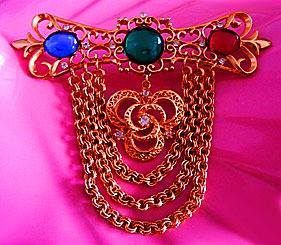 a beautiful vintage costume jewelry Brooch unsigned
