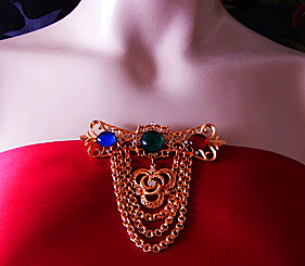 a beautiful vintage costume jewelry Brooch unsigned