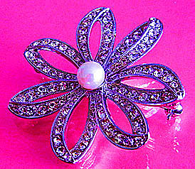 a beautiful vintage costume jewelry Brooch unsigned
