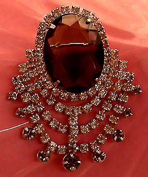a beautiful vintage costume jewelry brooch unsigned