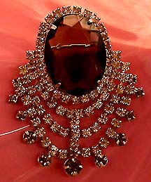 a beautiful vintage costume jewelry Brooch unsigned