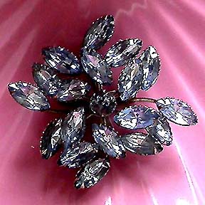 a beautiful vintage costume jewelry brooch unsigned