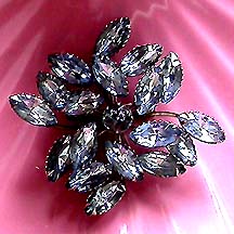 a beautiful vintage costume jewelry Brooch unsigned