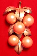 a beautiful vintage costume jewelry Brooch unsigned