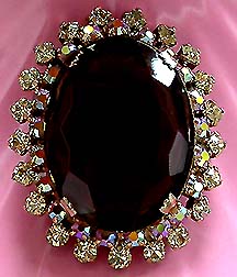 a beautiful vintage costume jewelry Brooch unsigned