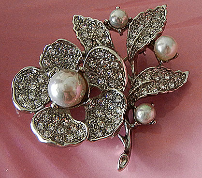 a beautiful vintage costume jewelry brooch unsigned