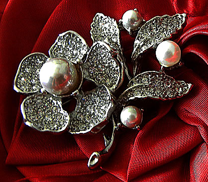a beautiful vintage costume jewelry brooch unsigned